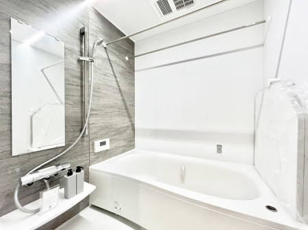 �����@�����`Bath Room�`�@�������Ƒ���L�΂��ē������邱�Ƃ��\�I����̔�������M�d�ȃo�X�^�C���ł��B���q�l�Ƃ��ꏏ�ł��\���ȍL���Ȃ̂ŁA���r���O�Ƃ͈�����Ƒ��c�R�̂ЂƎ������y���݂��������܂��B