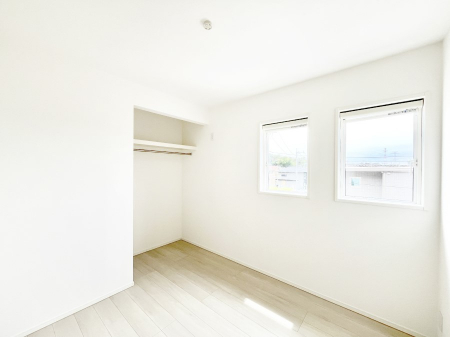 �q�������@�����`Bed Room�`�@�q�������͂��q�l�ɂƂ��đ�Ϗd�Ȗ���������܂��B�q����l�ŉ߂�����Ԃ�^���邱�ƂŁA�h���׋����Ԃ����R�Ƒ����܂����畔���̕Еt����|���Ȃǂ��������ƂɌq����܂��B