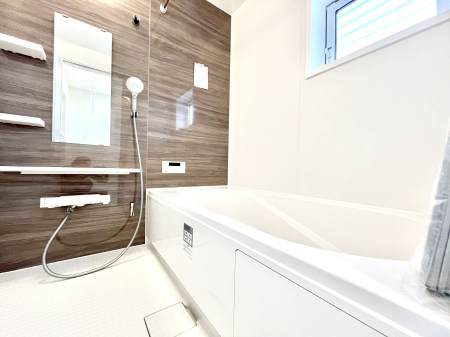 �����@�����`Bath Room�`�@�������������͋C�̗����Ŗ����Ɍ����ă��t���b�V���B���������@�\���t���Ă���̂ŗׂ̐���@�u����Ő􂢏オ�������󕨂��A�J�̓����V�C���C�ɂ������������邱�Ƃ��\�ł��B