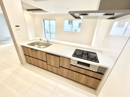 �L�b�`���@�����`Kitchen�`�@��b���e�ރ��r���O�A�������������Ȃ�L�b�`���B�Ƃ́A�������������ł͂Ȃ��A��炵��������A���K�ɂ���ꏊ�B�Ί�̖����A���炬�̓��X�̂��߂ɁA�ŐV�̐ݔ��E�d�l���̗p�B