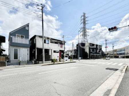 ���n�O�ώʐ^�@�O�ρ`Exterior�`�@�O�ʓ��H�F�쐼 18m �����@������c���u�����v�w�k��3���I�w�߂̗��֐��ƖL���Ȏ��R�����󂷂�Z���̂��ƁA�ʂ�L���ȉ��K�ȕ�炵�͉Ƒ����Ί�ɂ��Ă��ꂻ���ł��B