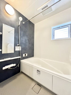 �����@�����`Bath Room�`�@�������������͋C�̗����Ŗ����Ɍ����ă��t���b�V���B���������@�\���t���Ă���̂ŗׂ̐���@�u����Ő􂢏オ�������󕨂��A�J�̓����V�C���C�ɂ������������邱�Ƃ��\�ł��B