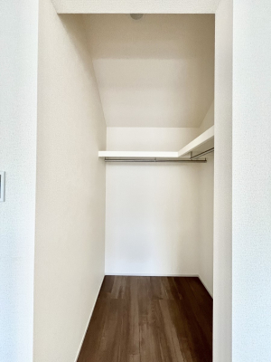 ���̑��@�����`Walk-in Closet�`�@�K�v�Ȃ��̂�R�[�f�B�l�[�g���ꗗ���Ċm�F�ł��A�g�x�x�⏀�����Z���ԂōςރE�H�[�N�C���N���[�[�b�g��ݒu���܂����B�Ƃ̒�����������Ƃ�����֗��Ȏ��[�X�y�[�X�ł��B
