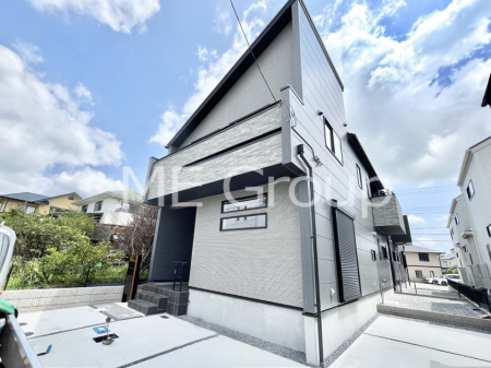 ���n�O�ώʐ^�@�O�ρ`Exterior�`  �ՐÂȏZ��n�Ŏq��ĉƑ��Ƀs�b�^���B  �����̂��U�������K�ȗ΂Ɍb�܂ꂽ�G���A�ŁA���R�ɕ�܂ꂽ���₩�ȕ�炵���������邽�߂́A��Ƃ肠��Z���������Ă��܂��B
