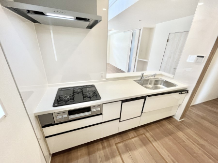 �L�b�`���@�����`Kitchen�`�@��b���e�ރ��r���O�A�������������Ȃ�L�b�`���B�Ƃ́A�������������ł͂Ȃ��A��炵��������A���K�ɂ���ꏊ�B�Ί�̖����A���炬�̓��X�̂��߂ɁA�ŐV�̐ݔ��E�d�l���̗p�B
