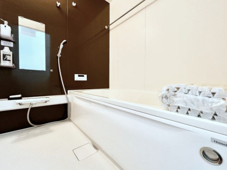 �����@������9-2�������`Bath Room�`�@����L�΂��ē������邱�Ƃ��\�I����̔�������M�d�ȃo�X�^�C���ł��B���q�l�ƈꏏ�ł��\���ȍL���Ȃ̂ŁA���r���O�Ƃ͈�����Ƒ��c�R�̂ЂƎ������y���݂��������܂�