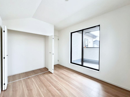 �Q���@������9-2�������`Bed Room�`  �S�����ɂ͎��[�N���[�[�b�g�������I���i�g���̂��m���⏬���͂������A�G�ߕ��̂��m���Ȃǂ���������Ɛ������ڂ����܂������܂��B  ������Ԃ��L���g�p�ł��܂��ˁB
