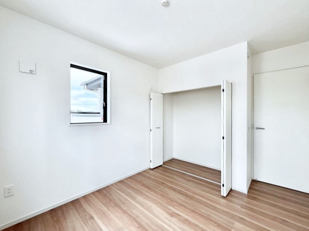 �q�������@������9-2�������`Bed Room�`�@�q�������͂��q�l�ɂƂ��đ�Ϗd�Ȗ���������܂��B�q����l�ŉ߂�����Ԃ�^���邱�ƂŁA�h���׋����Ԃ����R�Ƒ����܂����畔���̕Еt����|���Ȃǂ��������ƂɌq����܂�