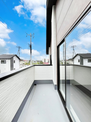 �o���R�j�[�@������9-2�������`Balcony�`�@�傫�ȋ�Ɉ͂܂ꂽ�C�����̂����ƁB�o���R�j�[��`�������ň��|�I�ȊJ�����ɕ�܂�܂��B�o���R�j�[�͗z���������݂��z�c����󕨂��C�����悭�������Ƃ��ł��܂��B