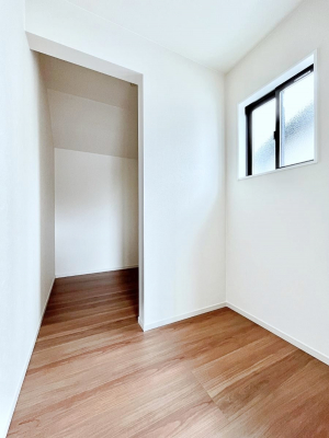 ���̑��@������9-2�������`Walk-in Closet�`�@��������̗m���������Ă��V���ɂȂ�ɂ����E�H�[�N�C���N���[�[�b�g�B�m���ȊO�ɂ��A���i�g��Ȃ��Ɠd��X�[�c�P�[�X�A�X�g�b�N�i�Ȃǉ��ł��Еt����������Ԃł�