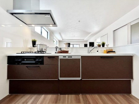 �L�b�`���@������9-2�������`Kitchen�`�@��b���e�ރ��r���O�A�������������Ȃ�L�b�`���B�Ƃ́A�������������ł͂Ȃ��A��炵��������A���K�ɂ���ꏊ�B�Ί�̖����A���炬�̓��X�̂��߂ɁA�ŐV�̐ݔ��E�d�l���̗p�B