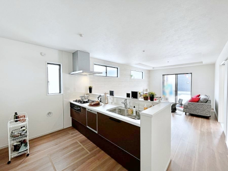 �L�b�`���@������9-2�������`Kitchen�`�@�u���������͉�����낤�v����ȃL�b�`���Ȃ�v�������藿�����ł����Ⴂ�܂��B�L�b�`������̓��r���O����]�ł��܂��B�Ƒ����Ȃ��邨�Ƃ������ɂ������܂��B