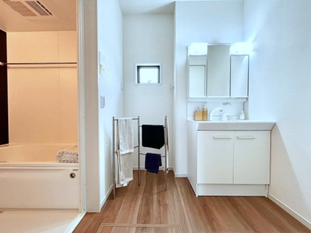 ���ʑ�E���ʏ��@������9-2�������`Dressing Room�`�@�Â��Ȃ肪���Ȑ��ʏ�����������ƍ̌��Ɗ��C���\�Ȃ̂ŋC�����悭���g�������܂��B�O�ʋ��^�C�v�̐��ʑ�͋������[�ŎU�炩�肪���Ȑ��ʏ����X�b�L����