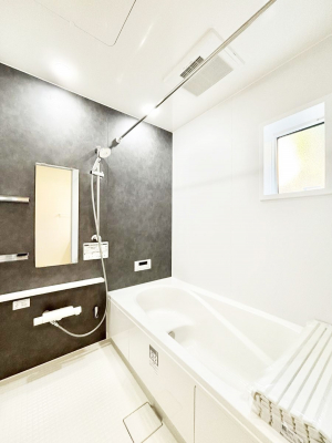�����@������3�������`Bath Room�`�@���t���̃o�X���[���́A�̌������薾�邭�C�����̗ǂ���Ԃł��B�������邱�ƂŁA���C�����ǍD�B������芰����o�X���[���ŁA�����̃o�X�^�C�����y���݂ɂȂ肻���ł��B