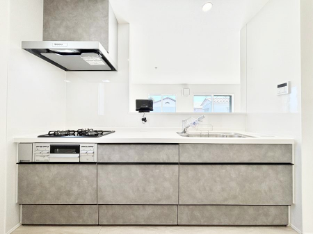 �L�b�`���@������3�������`Kitchen�`�@��b���e�ރ��r���O�A�������������Ȃ�L�b�`���B�Ƃ́A�������������ł͂Ȃ��A��炵��������A���K�ɂ���ꏊ�B�Ί�̖����A���炬�̓��X�̂��߂ɁA�ŐV�̐ݔ��E�d�l���̗p�B