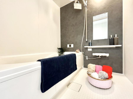 �����@�����`Bath Room�`�@�������Ƒ���L�΂��ē������邱�Ƃ��\�I����̔�������M�d�ȃo�X�^�C���ł��B���q�l�Ƃ��ꏏ�ł��\���ȍL���Ȃ̂ŁA���r���O�Ƃ͈�����Ƒ��c�R�̂ЂƎ������y���݂��������܂��B