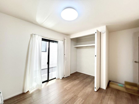�Q���@�����`Bed Room�`  �S�����ɂ͎��[�N���[�[�b�g�������I���i�g���̂��m���⏬���͂������A�G�ߕ��̂��m���Ȃǂ���������Ɛ������ڂ����܂������܂��B  ������Ԃ��L���g�p�ł��܂��ˁB