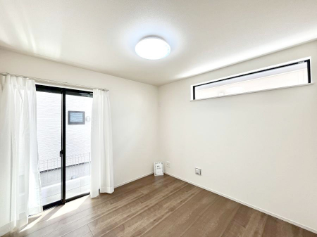 �q�������@�����`Bed Room�`�@�q�������͂��q�l�ɂƂ��đ�Ϗd�Ȗ���������܂��B�q����l�ŉ߂�����Ԃ�^���邱�ƂŁA�h���׋����Ԃ����R�Ƒ����܂����畔���̕Еt����|���Ȃǂ��������ƂɌq����܂��B