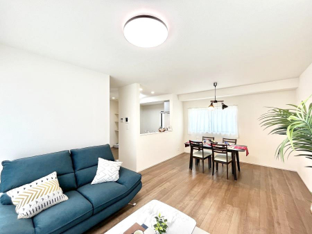 ���r���O�@�����`Living�`�@�Ƒ��̉�b��Ί炪�s���������r���O�ł��B�q���������Ă�p�����Ȃ���A�傫�ȃ\�t�@��_�C�j���O�e�[�u���ł������H���������肭�났�����􂻂�Ȗ������������Ԃł��I