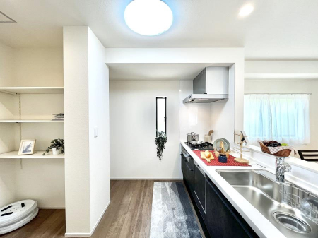 �L�b�`���@�����`Kitchen�`�@���R�������鑋�̂���L�b�`���������g���ꏊ�����炱���A�g��������l�����܂����B�������Ƃ����L�b�`���R�[�i�[�͎����L���Ȏd�オ��ƂȂ��Ă���܂��B