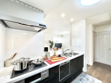 �L�b�`���@�����`Kitchen�`�@��b���e�ރ��r���O�A�������������Ȃ�L�b�`���B�Ƃ́A�������������ł͂Ȃ��A��炵��������A���K�ɂ���ꏊ�B�Ί�̖����A���炬�̓��X�̂��߂ɁA�ŐV�̐ݔ��E�d�l���̗p�B