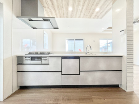 �L�b�`���@�����`Kitchen�`�@��b���e�ރ��r���O�A�������������Ȃ�L�b�`���B�Ƃ́A�������������ł͂Ȃ��A��炵��������A���K�ɂ���ꏊ�B�Ί�̖����A���炬�̓��X�̂��߂ɁA�ŐV�̐ݔ��E�d�l���̗p�B
