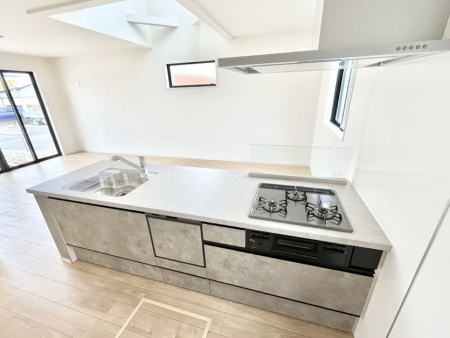 �L�b�`���@���r���O�ŗV�Ԃ��q�l�������Ȃ��炨�������ł���ΖʃL�b�`���B  