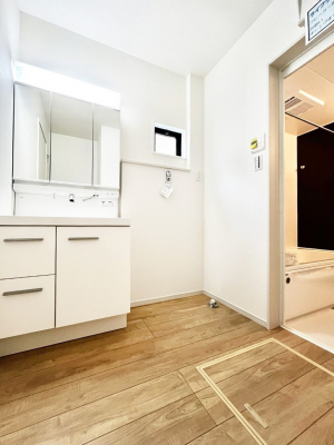 ���ʑ�E���ʏ��@�����`Dressing Room�`  ����������F�����œ��ꂳ��Ă���ƁA�X�b�L���Ɛ�������ۂ������܂��B  ���̗��ɂ͂����Ղ�Ǝ��[�X�y�[�X��W�������I  �����́A�V���v�����@�\�����d�����āB