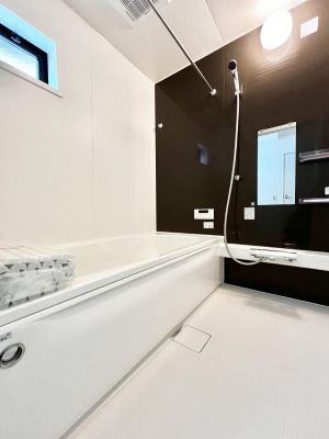 �����@�����`Bath Room�`�@�������������͋C�̗����Ŗ����Ɍ����ă��t���b�V���B���������@�\���t���Ă���̂ŗׂ̐���@�u����Ő􂢏オ�������󕨂��A�J�̓����V�C���C�ɂ������������邱�Ƃ��\�ł��B