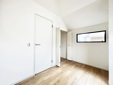 �Q���@�����`Bed Room�`�@�������������̂��ˌ��Ẵ����b�g�ł��B���Ƒ������������ƂŎ苷�Ɋ����Ă����Z�܂����ˌ��Ăł͊e�����v���C�o�V�[��ۂ��Ƃ��ł��܂��B�Z�܂��ɂ�Ƃ肪���܂�S�������b�N�X�ł��܂���