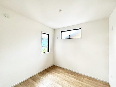 �q�������@�����`Bed Room�`�@�q�������͂��q�l�ɂƂ��đ�Ϗd�Ȗ���������܂��B�q����l�ŉ߂�����Ԃ�^���邱�ƂŁA�h���׋����Ԃ����R�Ƒ����܂����畔���̕Еt����|���Ȃǂ��������ƂɌq����܂��B