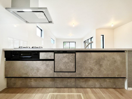 �L�b�`���@�����`Kitchen�`�@��b���e�ރ��r���O�A�������������Ȃ�L�b�`���B�Ƃ́A�������������ł͂Ȃ��A��炵��������A���K�ɂ���ꏊ�B�Ί�̖����A���炬�̓��X�̂��߂ɁA�ŐV�̐ݔ��E�d�l���̗p�B