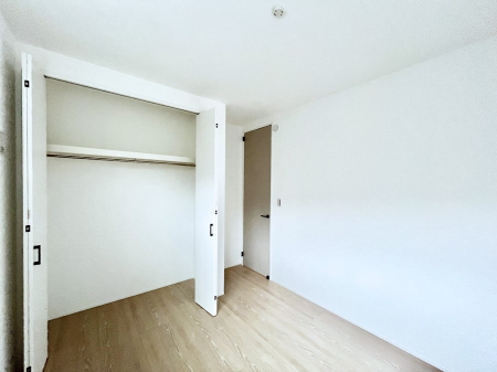 �q�������@������4�������`Bed Room�`�@���q���܂̎��含��^���Ă�������q�ǂ������B��l�ŉ߂�����Ԃ�݂��邱�ƂŁA�׋��K���̒蒅�⎩�琮�����ڂ�����K���t���ɂ��q����A���₩�Ȑ�����D���������܂��B