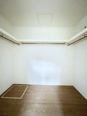���̑��@������4�������`Walk-in Closet�`�@�����Ղ�̈ߗނ�����������[�ł���E�H�[�N�C���N���[�[�b�g���m�������łȂ��A�Ɠd��X�[�c�P�[�X�A�X�g�b�N�i�Ȃǂ��܂Ƃ߂Ď��[�ł���֗��ȋ�Ԃł���
