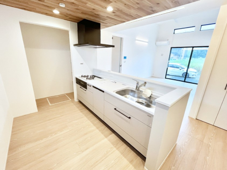 �L�b�`���@������4�������`Kitchen�`�@�J�E���^�[�L�b�`�����烊�r���O�E�_�C�j���O�����n����J���I�ȋ�ԁ􂨗��������Ȃ��炲�Ƒ��̗l�q���������茩����̂ŁA�����Ȃ��q�l�����邲�ƒ�ɂ��������Ԏ��ł���