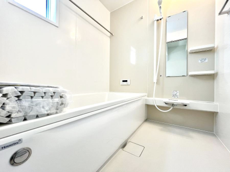 �����@�������V�������`Bath Room�`�@���t���̃o�X���[���́A�̌������薾�邭�C�����̗ǂ���Ԃł��B�������邱�ƂŁA���C�����ǍD�B������芰����o�X���[���ŁA�����̃o�X�^�C�����y���݂ɂȂ肻���ł��B