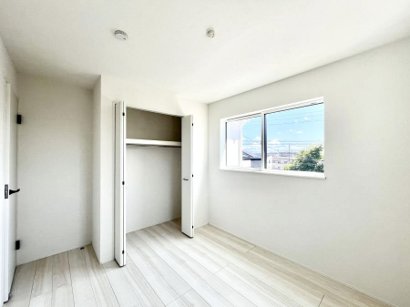 �Q���@�������V�������`Bed Room�`  �S�����ɂ͎��[�N���[�[�b�g�������I���i�g���̂��m���⏬���͂������A�G�ߕ��̂��m���Ȃǂ���������Ɛ������ڂ����܂������܂��B  ������Ԃ��L���g�p�ł��܂��ˁB