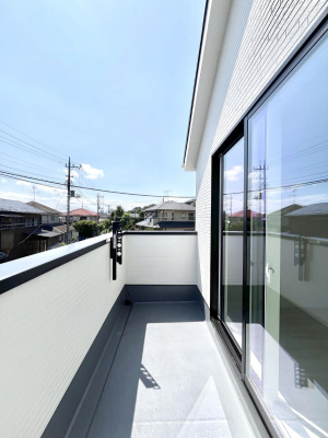 �o���R�j�[�@�������V�������`Balcony�`�@������̃o���R�j�[�̑O�ɂ͉_�ȊO�ɑ��z���Ղ���̂�����܂���B�����󕨂������₷���A����薾�邭�C�����̂������������Ă��܂��B�g���₷���J���I�ȃo���R�j�[�ł���