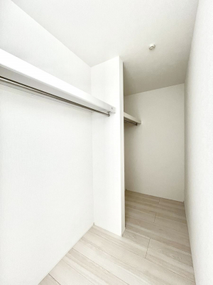 ���̑��@�������V�������`Walk-in Closet�`�@��������̗m���������Ă��V���ɂȂ�ɂ����E�H�[�N�C���N���[�[�b�g�B�m���ȊO�ɂ��A���i�g��Ȃ��Ɠd��X�[�c�P�[�X�A�X�g�b�N�i�Ȃǉ��ł��Еt����������Ԃł��B