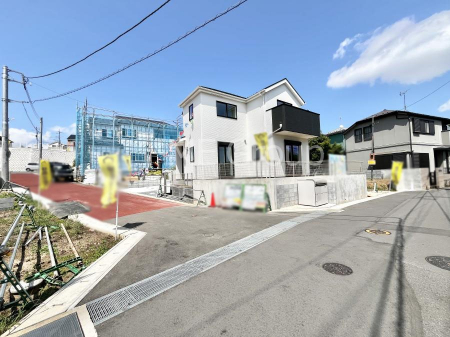 ���n�O�ώʐ^�@�O�ρ`Exterior�`�@�O�ʓ��H�F�� 5m �����A�� 5m �����@��w�̈�ˌ��Ă𒆐S�Ƃ����X���݂����R�Ƒ����A���ӂ͍��������������Ă��Ȃ��̂ŁA�΂̑����ՐÂȎ����������ł��B  