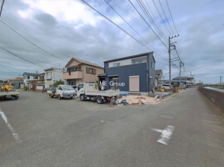���n�O�ώʐ^�@�`Exterior�`�@�O�ʓ��H�F�� 8m �����A�� 4.15m �����@��w�̈�ˌ��Ă𒆐S�Ƃ����X���݂����R�Ƒ����A���ӂ͍��������������Ă��Ȃ��̂ŁA�΂̑����ՐÂȎ����������ł��B