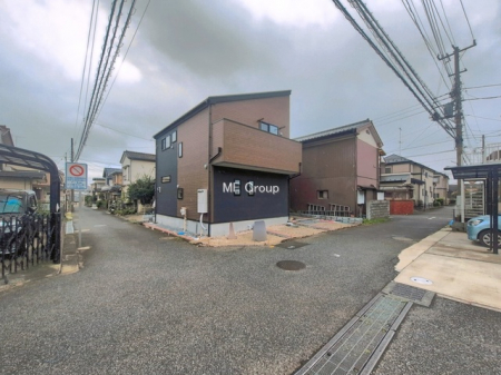 ���n�O�ώʐ^�@�`Exterior�`�@�O�ʓ��H�F�k�� 4m �����A�k�� 4m �����@��w�̈�ˌ��Ă𒆐S�Ƃ����X���݂����R�Ƒ����A���ӂ͍��������������Ă��Ȃ��̂ŁA�΂̑����ՐÂȎ����������ł��B