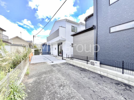���n�O�ώʐ^�@�O�ρ`Exterior�`�@�O�ʓ��H�F�쐼 4m �����@�O�ʓ��H�͊ՐÂȏZ��n���͂���Ԓʂ�̏��Ȃ����H�B���Ԃ̏o��������炭�炭�ł��I���s���_�E���n���w�̂���]�́A���C�y�ɂ��₢���킹���������I