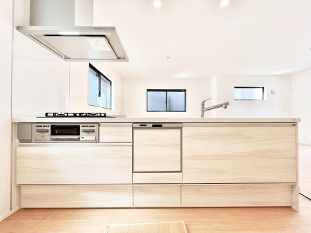 �L�b�`���@�����`Kitchen�`�@��b���e�ރ��r���O�A�������������Ȃ�L�b�`���B�Ƃ́A�������������ł͂Ȃ��A��炵��������A���K�ɂ���ꏊ�B�Ί�̖����A���炬�̓��X�̂��߂ɁA�ŐV�̐ݔ��E�d�l���̗p�B