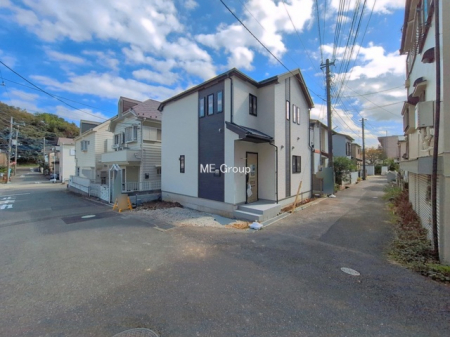 ���n�O�ώʐ^�@�`Exterior�`�@�O�ʓ��H�F�k 6.4m �����A�� 4m �����@��w�̈�ˌ��Ă𒆐S�Ƃ����X���݂����R�Ƒ����A���ӂ͍��������������Ă��Ȃ��̂ŁA�΂̑����ՐÂȎ����������ł��B