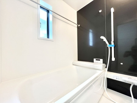 �����@�����`Bath Room�`�@�������������͋C�̗����Ŗ����Ɍ����ă��t���b�V���B���������@�\���t���Ă���̂ŗׂ̐���@�u����Ő􂢏オ�������󕨂��A�J�̓����V�C���C�ɂ������������邱�Ƃ��\�ł��B
