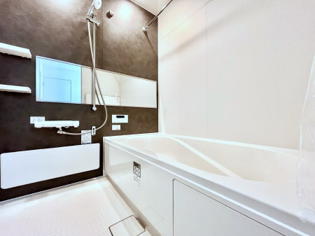 �����@�����`Bath Room�`�@�������������͋C�̗����Ŗ����Ɍ����ă��t���b�V���B���������@�\���t���Ă���̂ŗׂ̐���@�u����Ő􂢏オ�������󕨂��A�J�̓����V�C���C�ɂ������������邱�Ƃ��\�ł��B