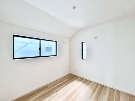 �q�������@�����`Bed Room�`�@�q�������͂��q�l�ɂƂ��đ�Ϗd�Ȗ���������܂��B�q����l�ŉ߂�����Ԃ�^���邱�ƂŁA�h���׋����Ԃ����R�Ƒ����܂����畔���̕Еt����|���Ȃǂ��������ƂɌq����܂��B
