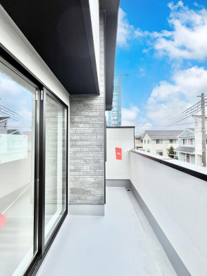 �o���R�j�[�@�����`Balcony�`�@�傫�ȋ�Ɉ͂܂ꂽ�C�����̂����ƁB�o���R�j�[��`�������ň��|�I�ȊJ�����ɕ�܂�܂��B�o���R�j�[�͗z���������݂��z�c����󕨂��C�����悭�������Ƃ��ł��܂��B