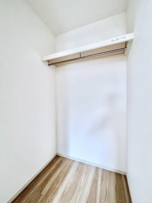 ���̑��@�����`Walk-in Closet�`�@�K�v�Ȃ��̂�R�[�f�B�l�[�g���ꗗ���Ċm�F�ł��A�g�x�x�⏀�����Z���ԂōςރE�H�[�N�C���N���[�[�b�g��ݒu���܂����B�Ƃ̒�����������Ƃ�����֗��Ȏ��[�X�y�[�X�ł��B